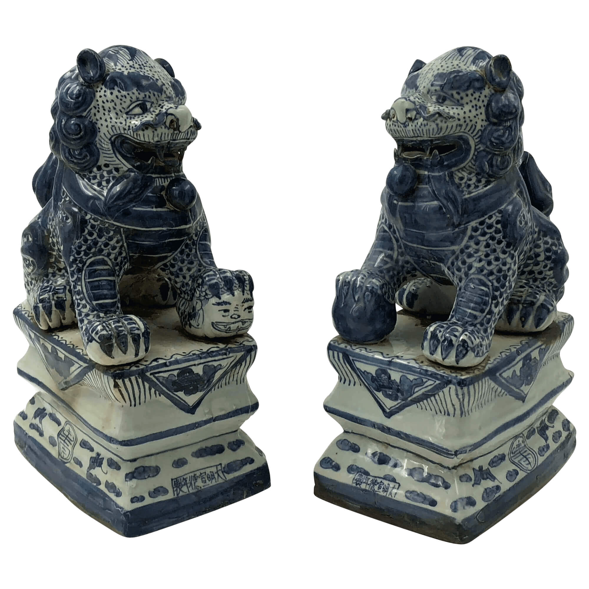 Blue and white Chinese porcelain lions on pedestals.