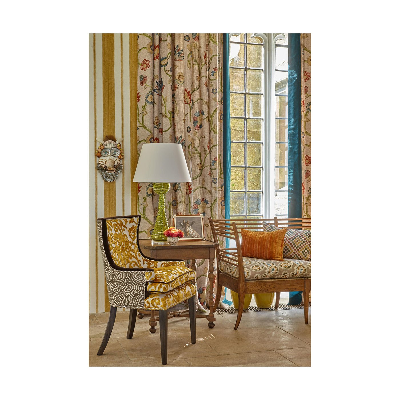 Gustavian sofa in styled room with decor.
