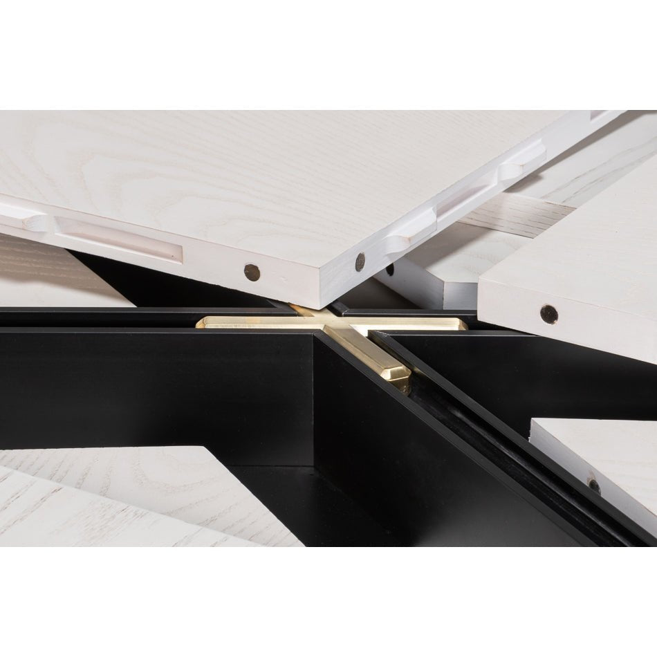 Internal leaf extension mechanism of the dining table.