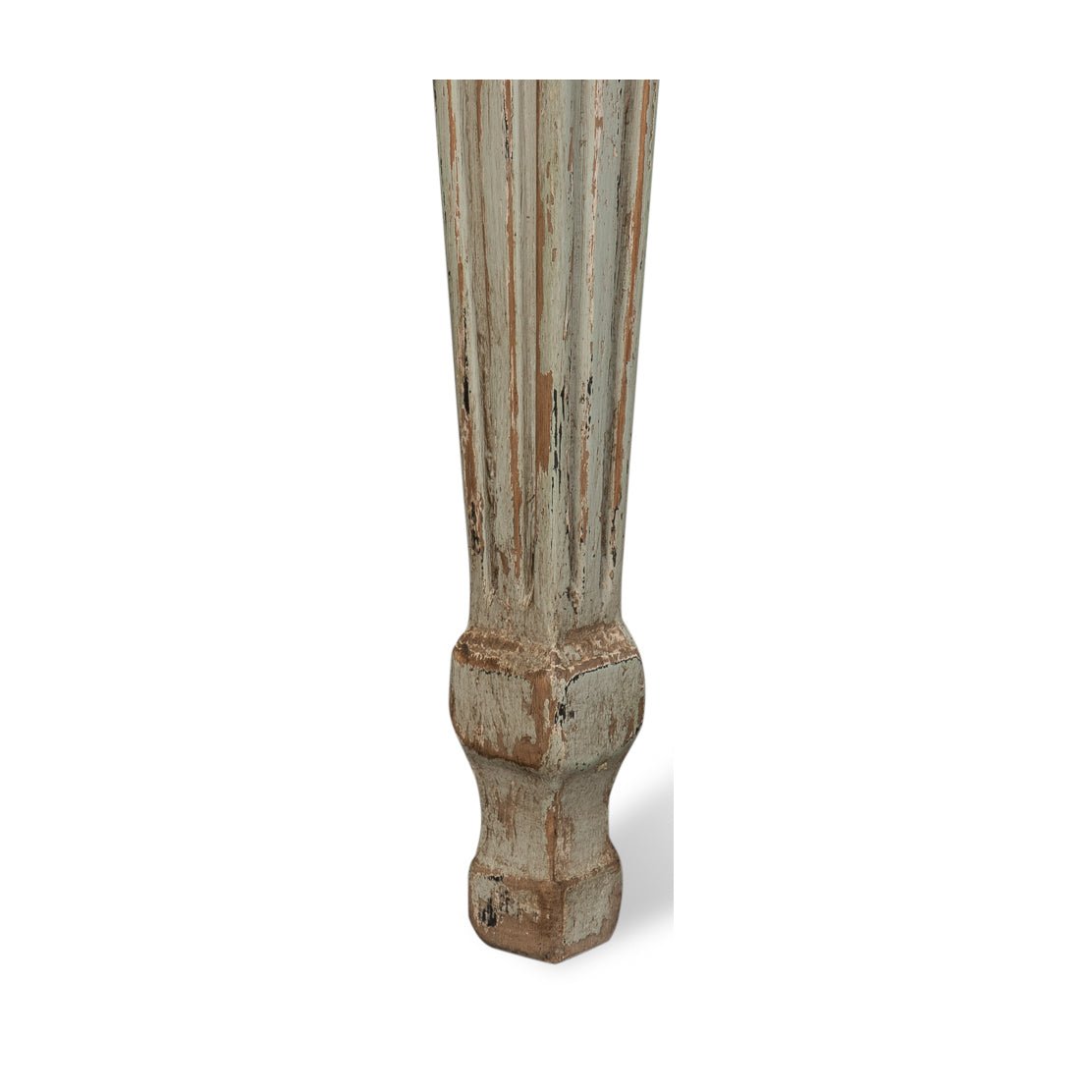 Rustic dining table, close-up of leg design.